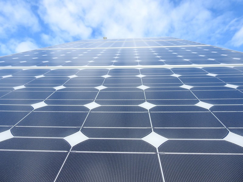 La Suisse prévoit de déployer des systèmes photovoltaïques le long des autoroutes et des voies ferrées